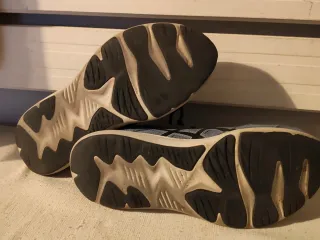 Zapatillas deportivas Asics grises y negras