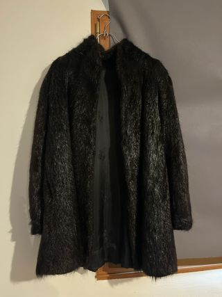 Abrigo de pelo negro