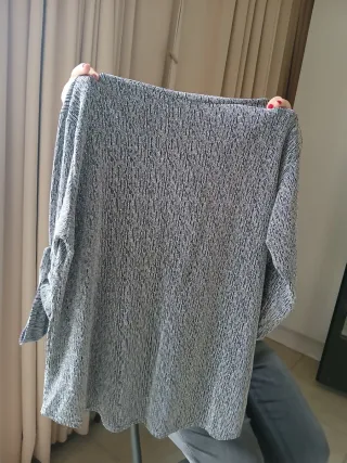 Blusa fiesta escote pico gris y negro