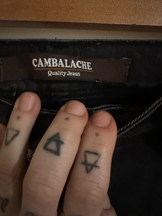 Pantalón de hombre negro gris