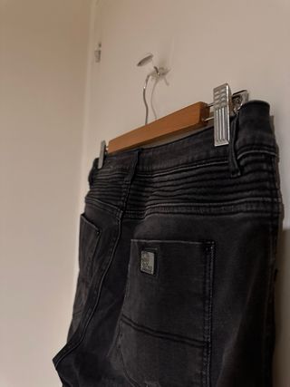Pantalón de hombre negro gris