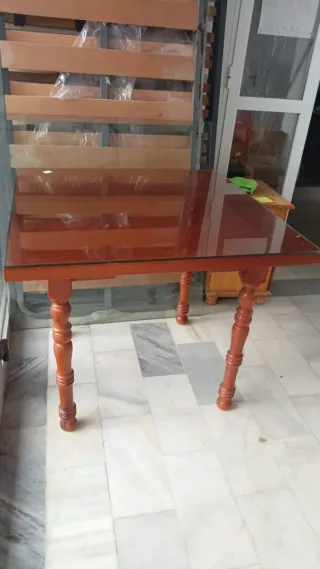 Mesa de madera maciza con cristal