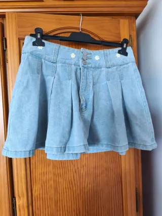 Falda vaquera corta con flores