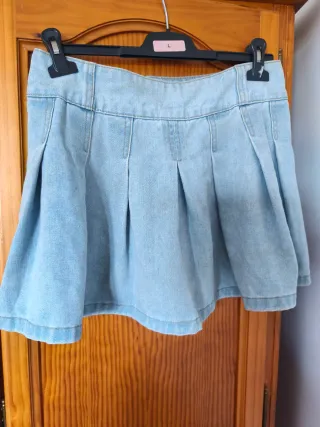 Falda vaquera corta con flores