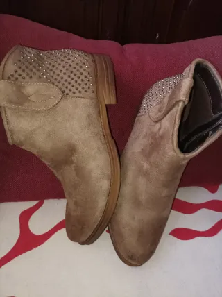 Stivaletti donna marroni con borchie