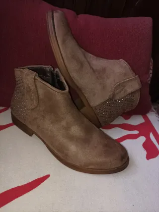 Stivaletti donna marroni con borchie