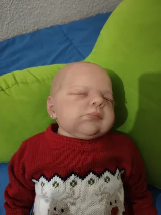 Muñeca Reborn Bebé vestida con ropa navideña