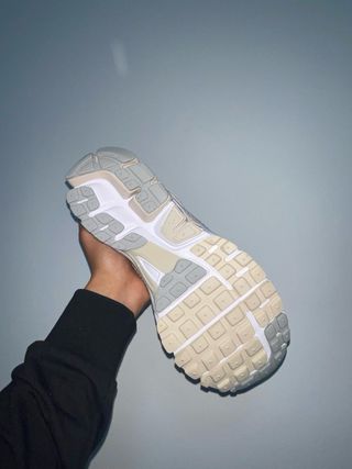 Zapatillas Nike Beige y Gris