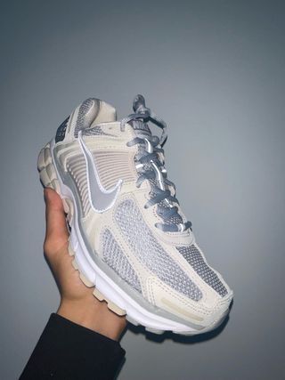 Zapatillas Nike Beige y Gris