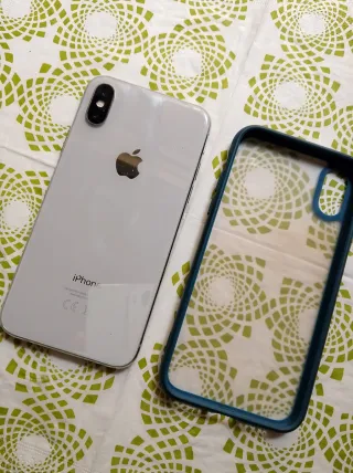 iPhone X Plata con Funda Azul