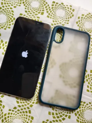iPhone X Plata con Funda Azul