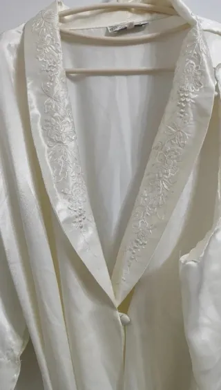 Elegante camisón y bata con bordados. Vintage.