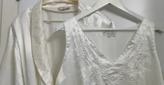 Elegante camisón y bata con bordados. Vintage.