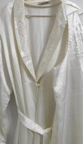 Elegante camisón y bata con bordados. Vintage.