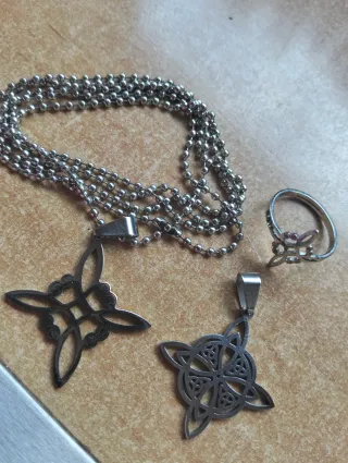 Colgante Nudo de Bruja y Anillo