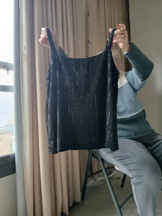 Blusa negra con lentejuelas