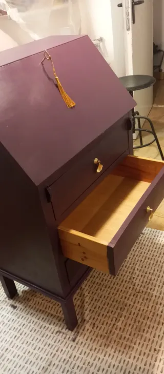 Escritorio antiguo restaurado morado y dorado