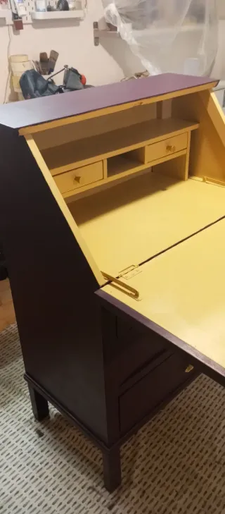 Escritorio antiguo restaurado morado y dorado