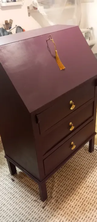 Escritorio antiguo restaurado morado y dorado