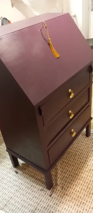Escritorio antiguo restaurado morado y dorado