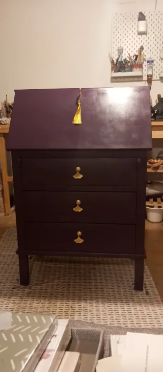 Escritorio antiguo restaurado morado y dorado