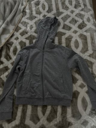Sudadera gris con cremallera