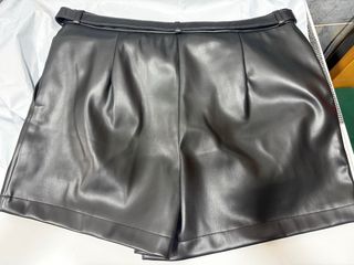 Pantalones cortos efecto piel Primark Talla 40