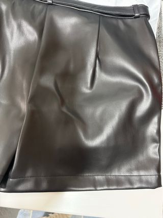 Pantalones cortos efecto piel Primark Talla 40