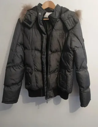 Chaqueta de plumas gris y negra