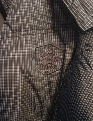 Chaqueta de plumas gris y negra