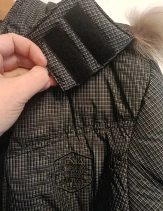 Chaqueta de plumas gris y negra