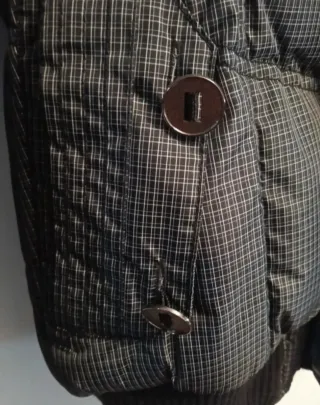 Chaqueta de plumas gris y negra