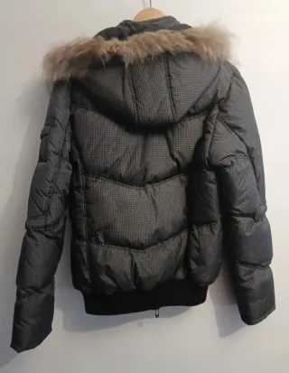 Chaqueta de plumas gris y negra