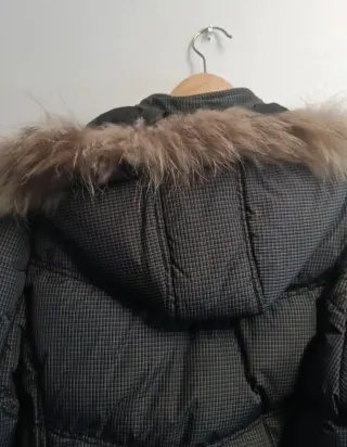 Chaqueta de plumas gris y negra