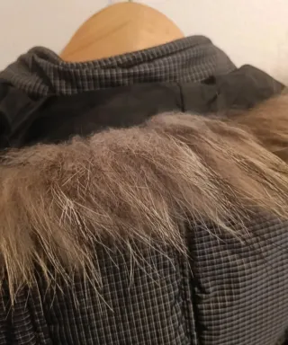 Chaqueta de plumas gris y negra