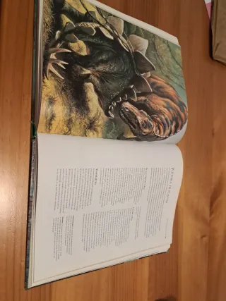 El libro completo de los dinosaurios: 500 espec...