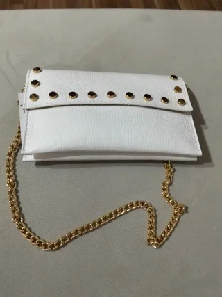 Cartera de Piel Blanca con Tachuelas Doradas