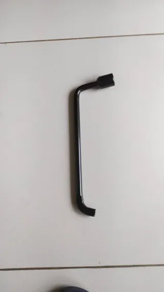 Llave tornillo rueda coche 17mm