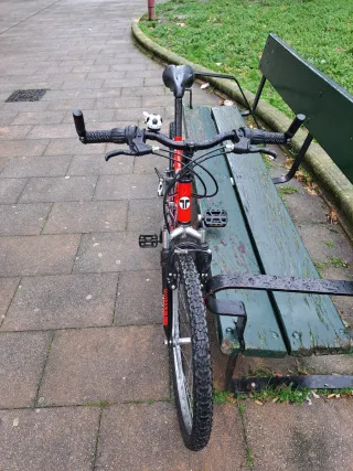 Bicicleta de montaña roja