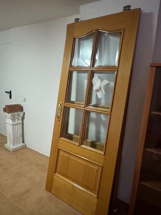 Puerta de madera con cristalera
