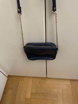 Borsa a tracolla blu con catena