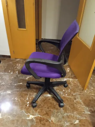 Silla de oficina ergonómica púrpura