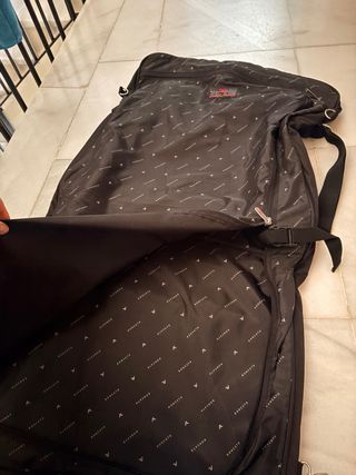 Portatrajes negro y gris