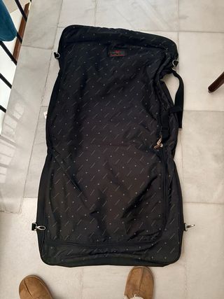 Portatrajes negro y gris