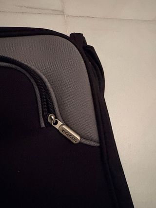 Portatrajes negro y gris