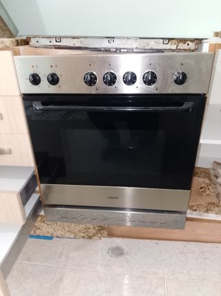 Horno, vitrocerámica y muebles de cocina