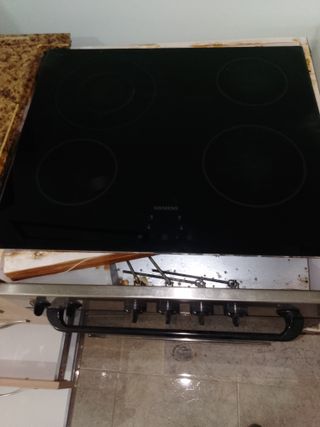 Horno, vitrocerámica y muebles de cocina