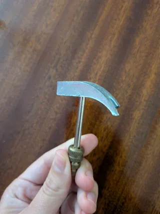 Herramienta de metal con mango