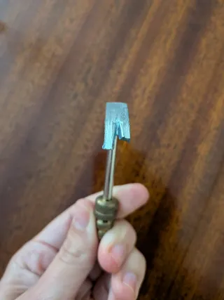 Herramienta de metal con mango