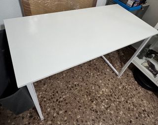 Mesa de estudio/ordenador blanca.